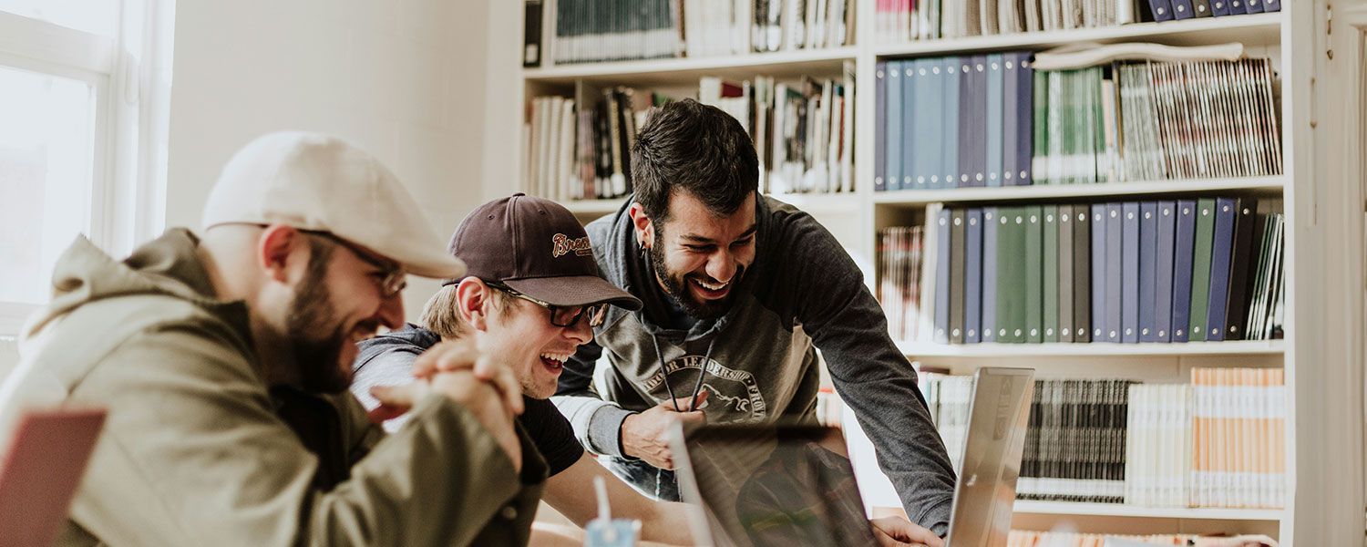 Meeting, lachende Männer