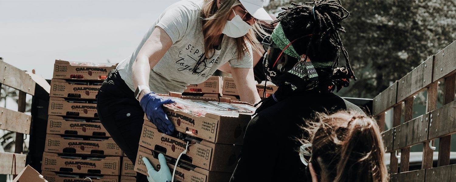 Waren werden auf einen Lkw verladen