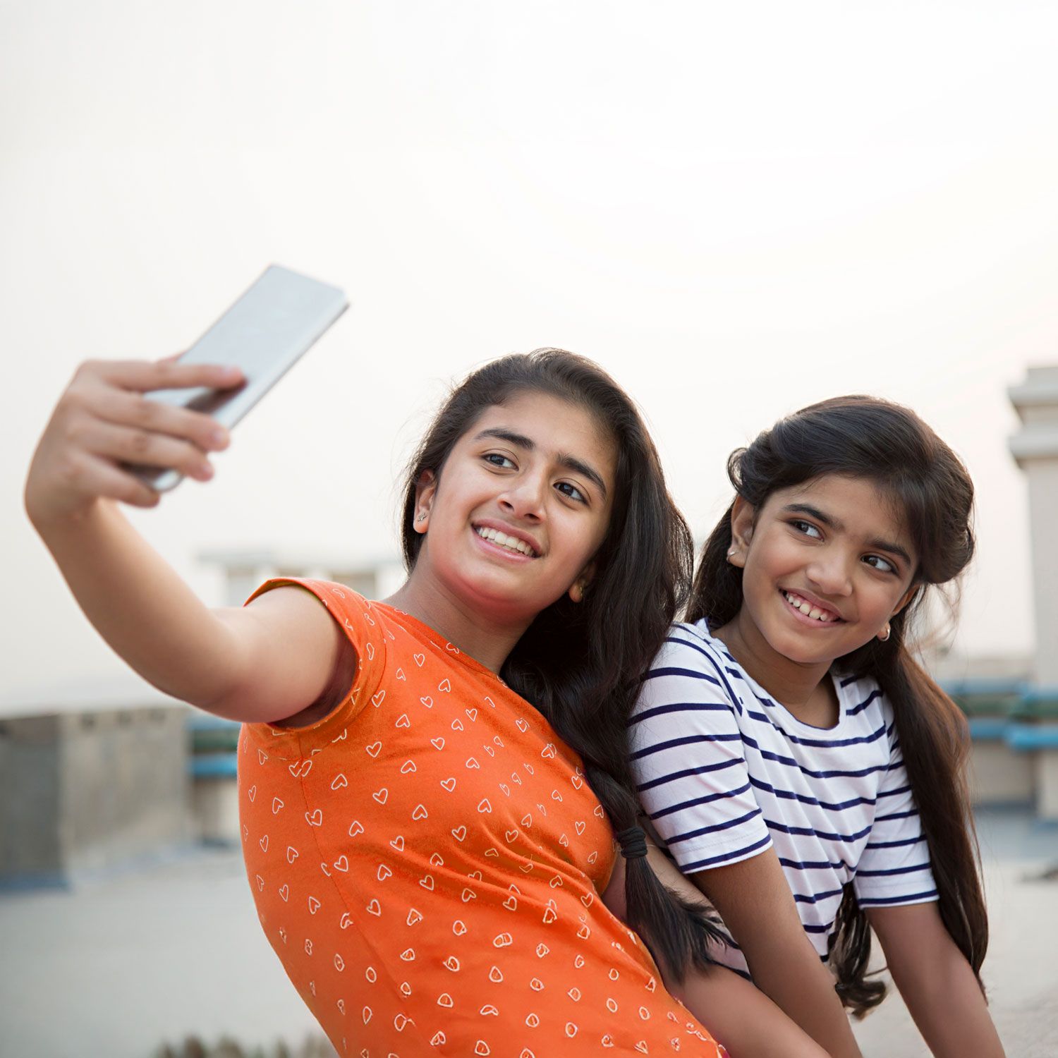 Indische Mädchen mit Handy